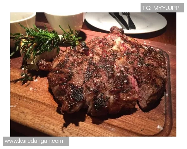 当足球明星光临某家饭店引发的美食盛宴与粉丝狂欢的故事