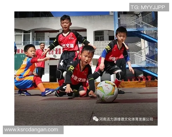 足球明星与孩子互动视频引发热议网友热评背后故事与教育意义