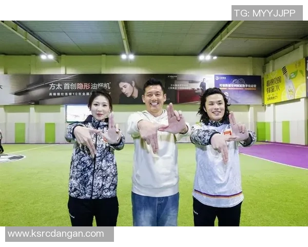 足球明星积极参与合拍活动展现亲民形象与球迷互动新风尚
